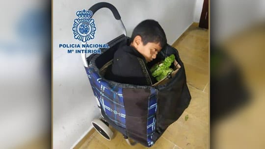 إحباط محاولة تهريب طفل سوري في قفة للخضر بمعبر مليلية