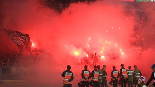 الجامعة تعاقب الوداد البيضاوي وأندية أخرى بسبب الشهب الاصطناعية