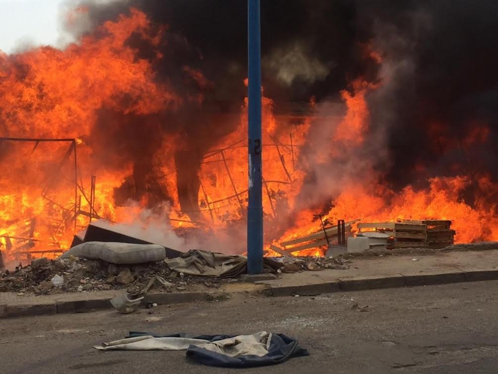 كازا. حريق مهول يلتهم محلات تجارية في سوق شعبي بمولاي رشيد