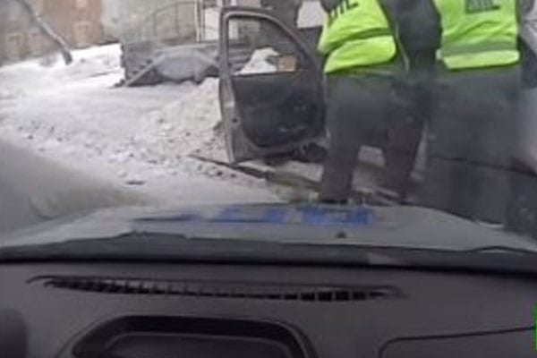 فيديو مثير: سائق مخمور يجر شرطيا حاول إيقافه
