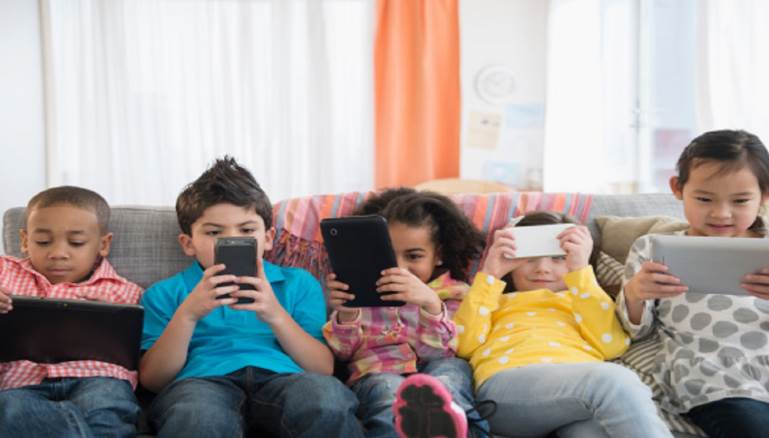 ها علاش. العلماء يحذرون من استخدام الاطفال للهواتف الذكية