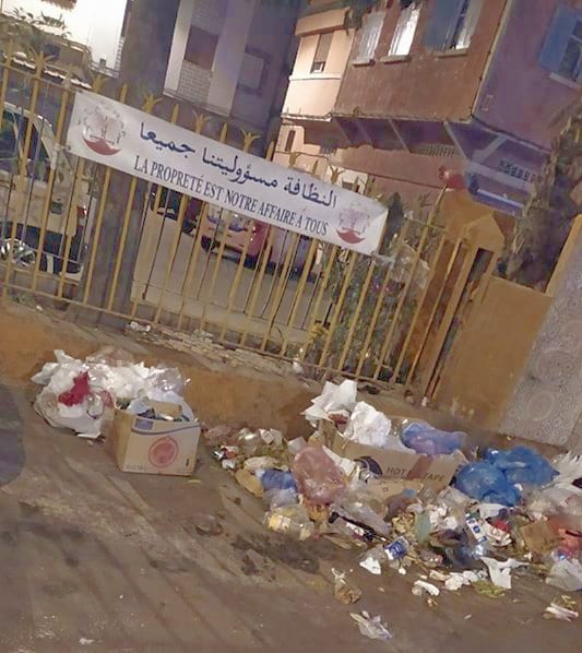 شنو هذا زعما. بيضاويين يرمون الأزبال أمام يافطة “النظافة مسؤوليتنا جميعا”