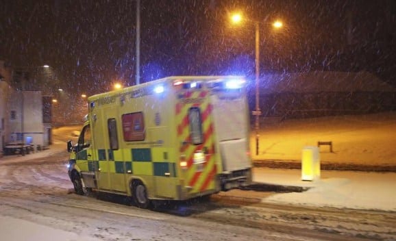 مخمور يسرق سيارة إسعاف والشرطة تضطر لإطلاق النار لتوقيفه