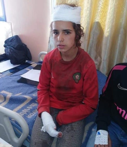 بقميص جامعة ألعاب القوى. جريحة انقلاب حافلة لنادي رياضي لألعاب القوى بين الحادثة والأمل