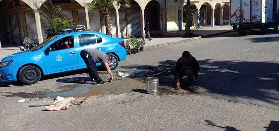 “ها المعقول”. شباب يحرجون مجلس جماعة برشيد و”يرقعون” شوارع المدينة (+صور)