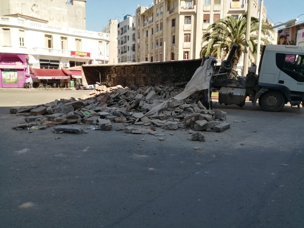 كازا.  انقلاب شاحنة ضخمة يربك حركة السير بدرب عمر (صور)