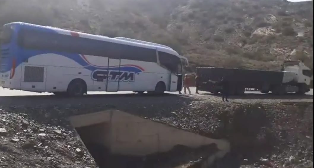 هدم محل من طرف السلطات المحلية يتسبب في إنقطاع الطريق الرابطة بين مراكش وورزازات (صور)