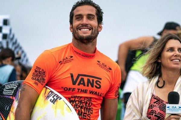 المغربي رمزي بوخيام يفوز بمرحلة “هانغ لوز” بالبرازيل لبطولة العالم لركوب الأمواج