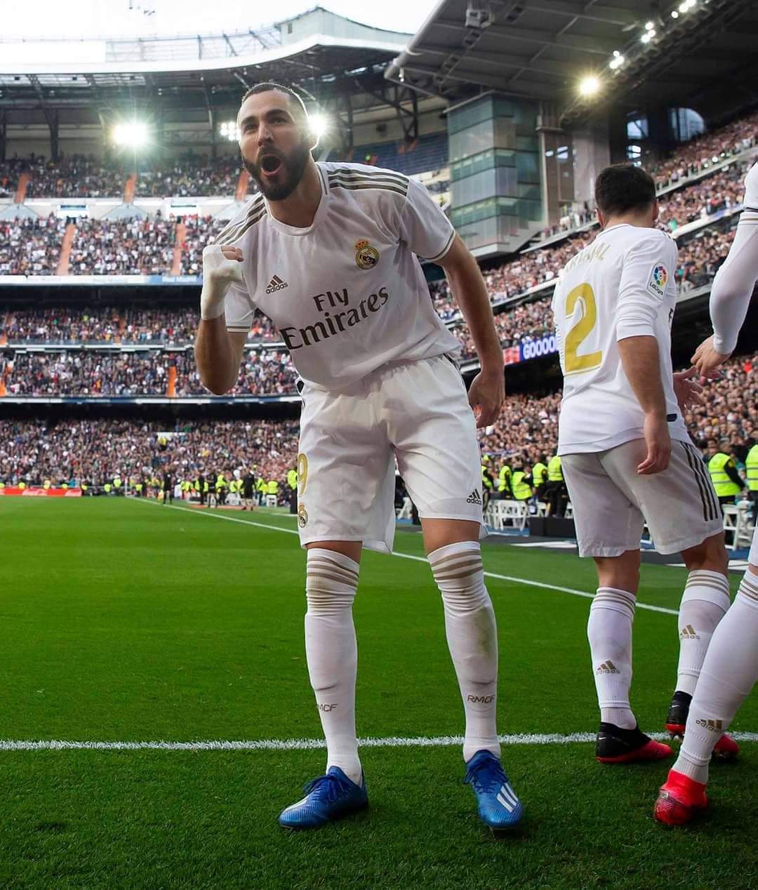 ريال مدريد يحافظ على الصدارة بهدف لبنزيمة