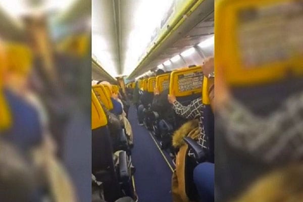 أقلعت من وجدة. مسافرون يعيشون حالة من الرعب داخل طائرة في إتجاه بلجيكا (فيديو)