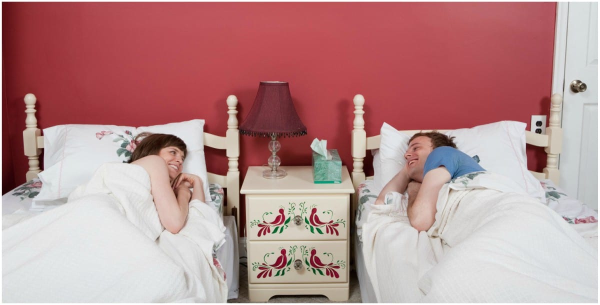 واش في اخباركم. نوم الزوجين منفصلين يقوي العلاقة الحميمية