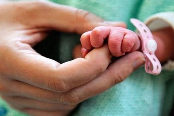 “وفاة جنين واستبداله بمولود آخر”. مستشفى الولادة السويسي يوضح