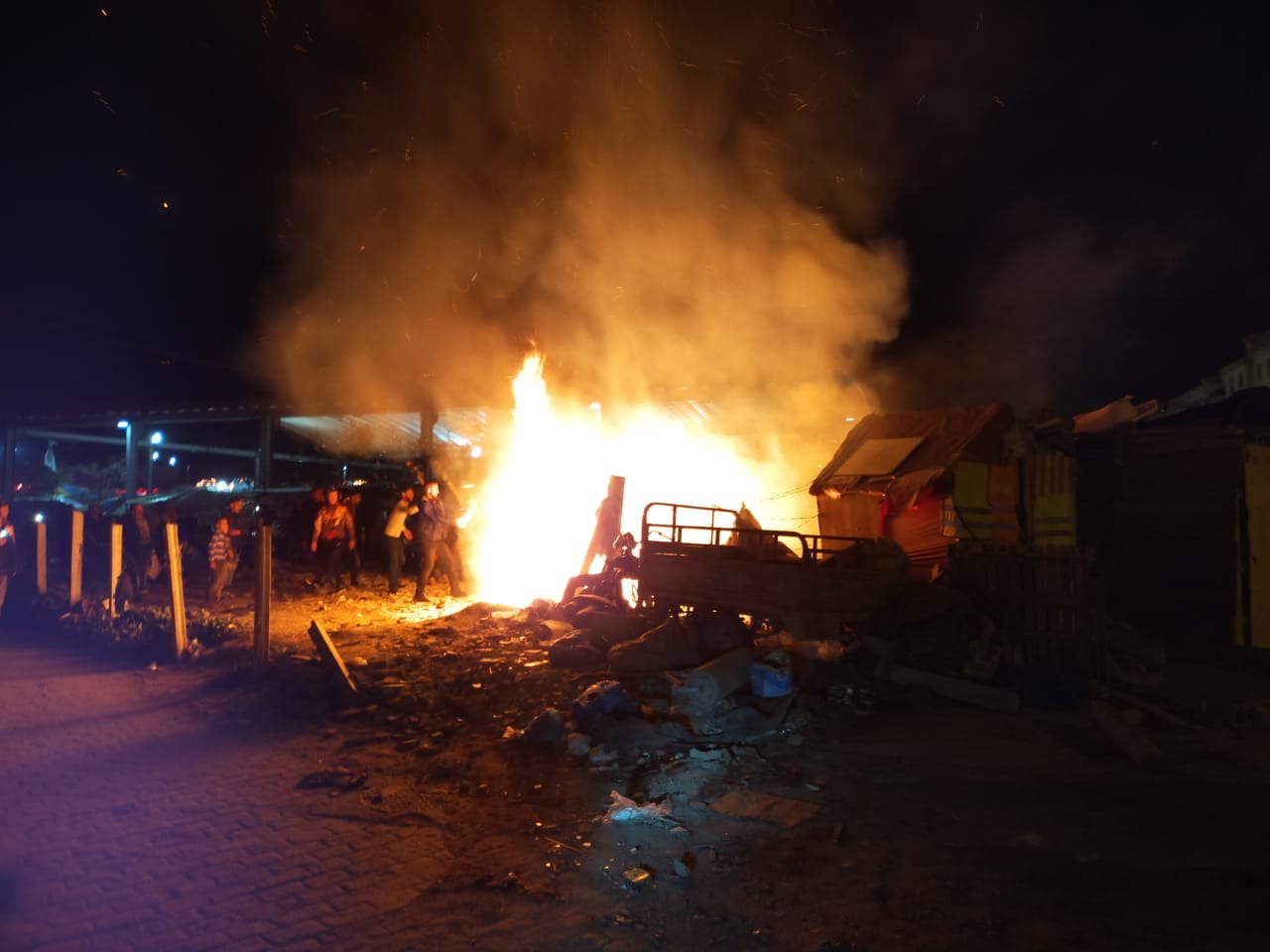 حريق مهول بسوق “لافيراي” بطنحة