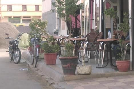 سيدي بنور.. السُّلطات تداهم مقهى وتحجز معداتها بعد خرقها لقانون “الطوارئ الصحية”