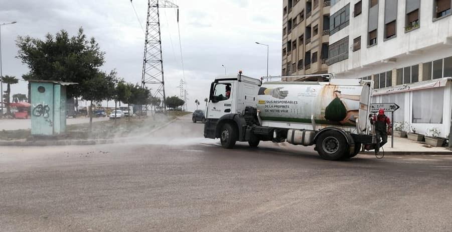 بعد تسجيل 6 حالات..  تعقيم شوارع حي مولاي رشيد بكازا ضد “كورونا” (+صور)