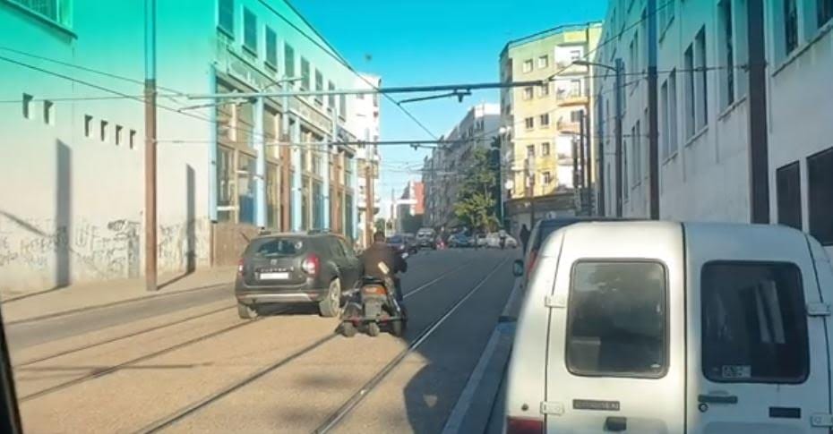 كازا. الاكتظاظ يدفع “مالين الحديد”  إلى “الطيران” فوق سكك “الطرامواي” (+صور)