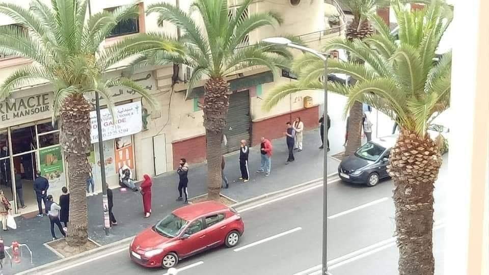 كازا.. المغاربة بداو يوعاو بخطورة “كورونا”.. طابور “علمي” لزبناء إحدى الصيدليات