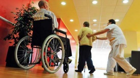 “تحدي كورونا”.. شباب يتطوعون لإيصال “السخرة” للعجزة وذوي الاحتياجات الخاصة بالدار البيضاء