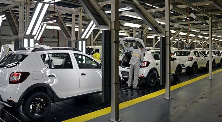 فيروس “كورونا” يدفع مصنع “رونو” للسيارات بطنجة إلى توقيف مؤقت حركة الانتاج