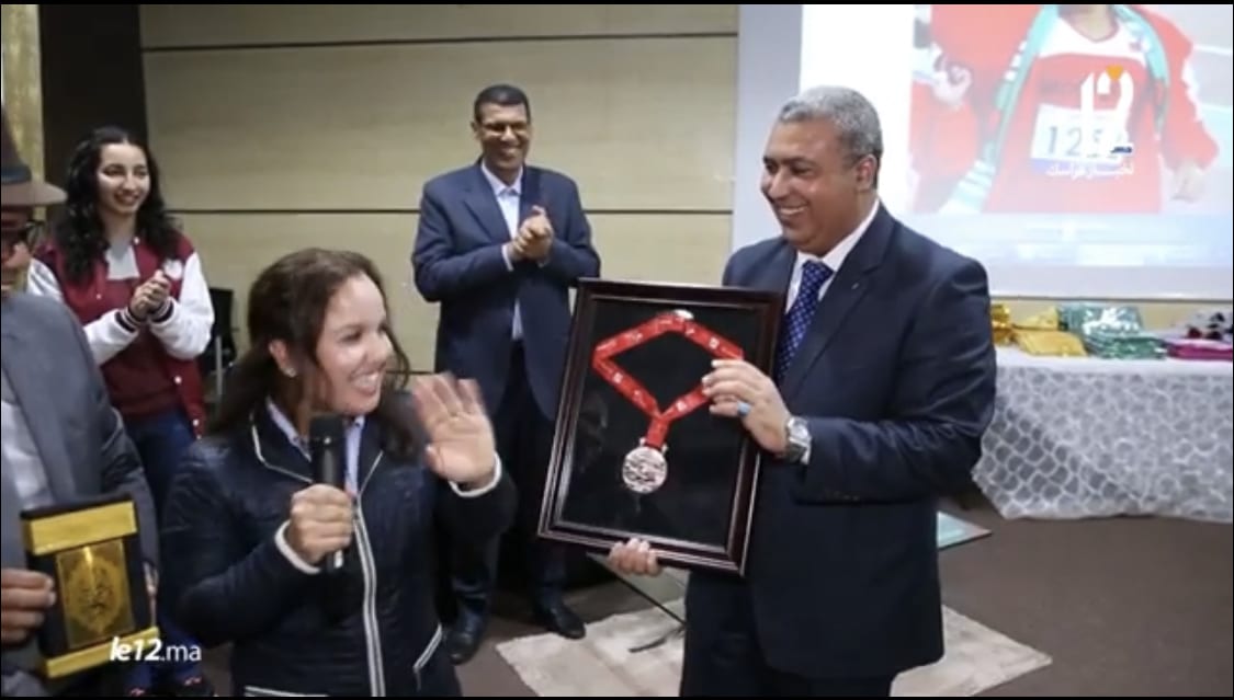 مؤثر. بطلة أولمبية تهدي ميدالية تتويجها لطارق أتلاتي مدير المعهد الملكي (فيديو)