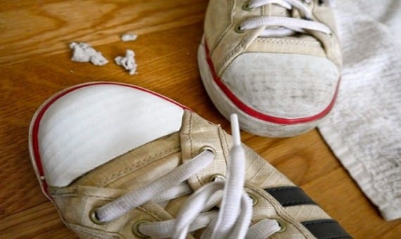 طرق بسيطة وسهلة لإزالة الاوساخ من الأحذية البيضاء