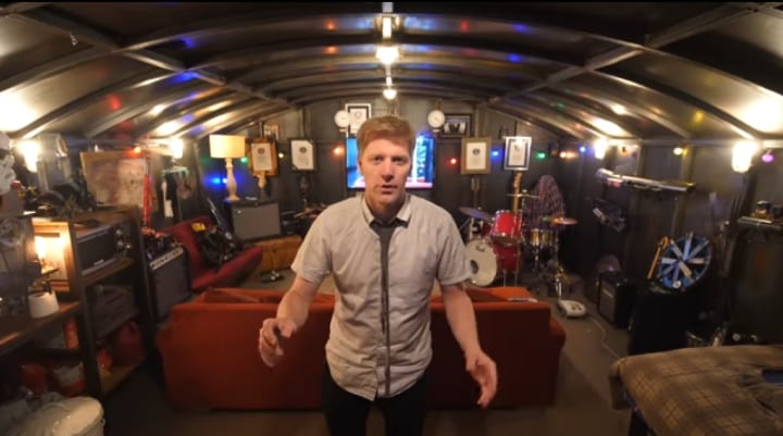 بريطاني يتحصن من كورونا تحث الأرض (صور)