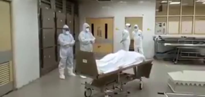 في بريطانيا. طبيبان مسلمان يصليان صلاة الجنازة على مريض توفي بفيروس كورونا (فيديو)