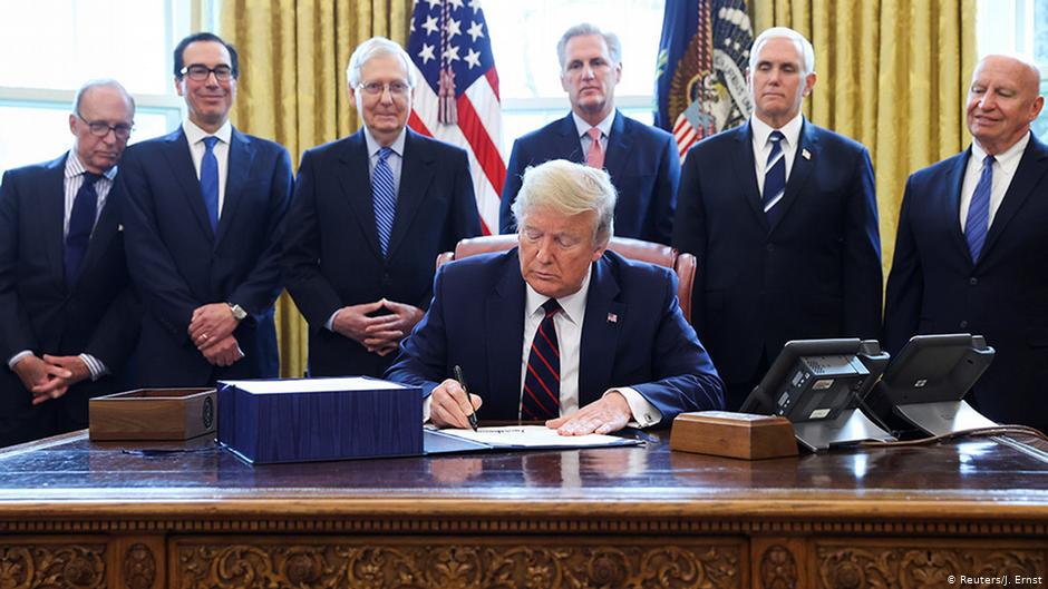 وسط ارتفاع مهول لكورونا في البلاد.. ترامب يُقرّ خطة إنقاذ تاريخية