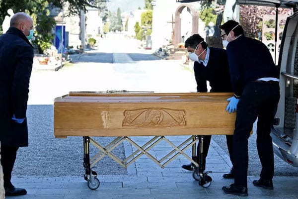 في يوم واحد.. إيطاليا تسجل 889 حالة وفاة بكورونا وتعافي 1434 مصابا