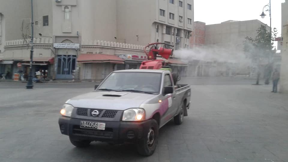 بسبب “كورونا”.. جماعة وجدة تشرع في تعقيم المدينة (صور)