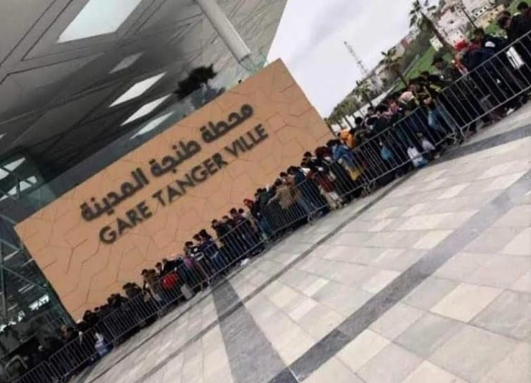 أزمة “كورونا”.. هذا هو سبب الازدحام في محطة طنجة للقطار!