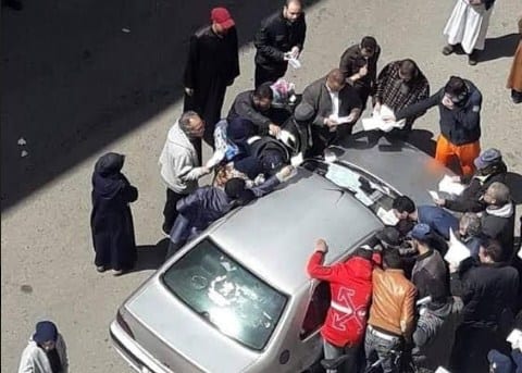 “الجقلة على المقدم”.. فيسبوكيون يستنكرون توزيع رخص التنقل في ظروف “غير صحية” 