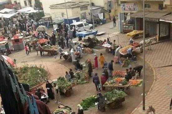 كازا.. “الأسواق الشعبية” مَازال كتجمع البشرية وقليل لي باغي يدخل لدارو وكاين لي مَامْسَوقْشْ