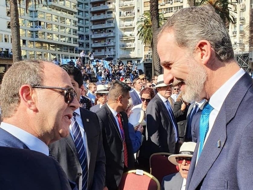 هكذا مثل حكيم بنشماش الملك محمد السادس في الحفل الرسمي لتنصيب رئيس الأوروغواي