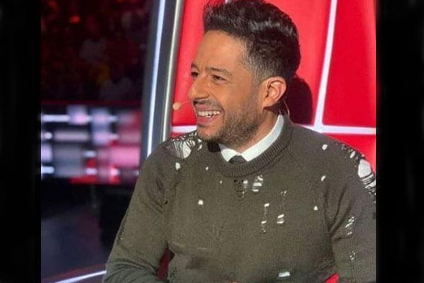 بقميص ممزق.. حماقي يثير السخرية من جديد على مواقع التواصل الاجتماعي