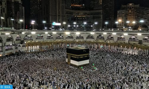 السعودية تقرر وقف صلاة الجماعة والجمعة بالمساجد باستثناء الحرمين الشريفين