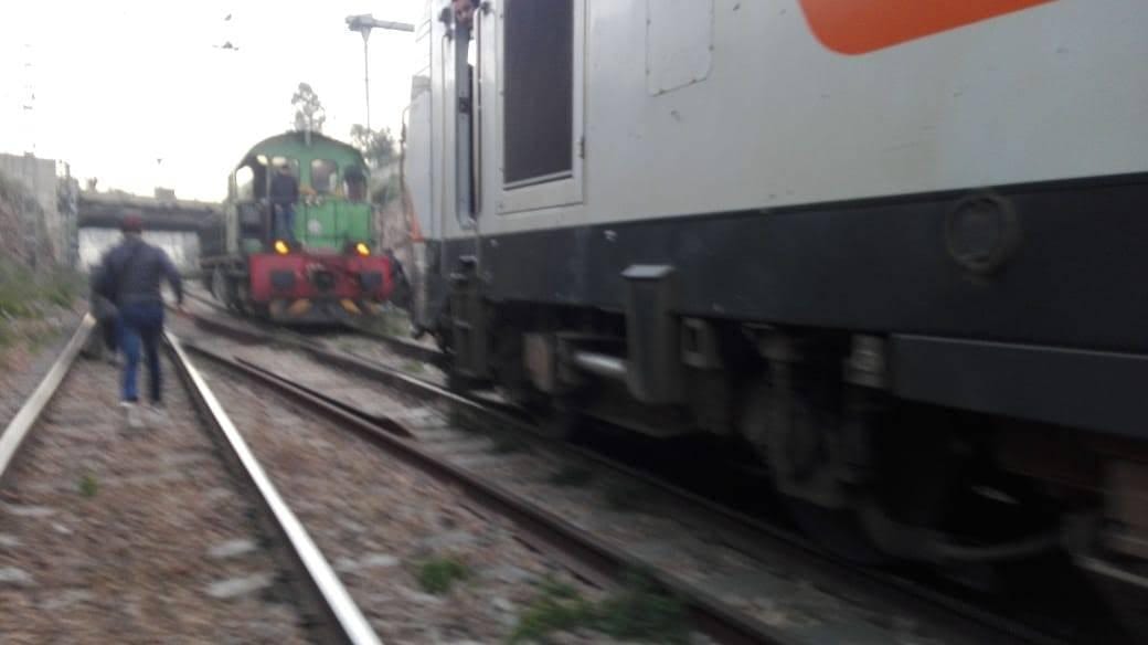 سطات. انقطاع التيار الكهربائي للقطار يدفع المسافرين إلى إتمام رحلتهم مشيا على الأقدام (+صور)