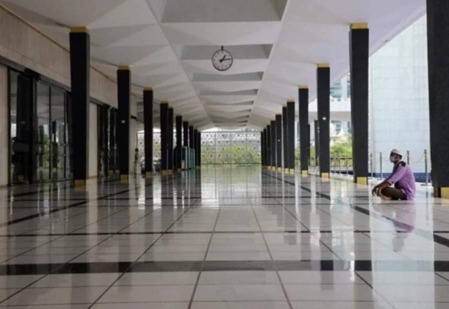 هكذا كانت صلاة الجمعة في بقاع العالم الإسلامي وإمام غزة لبس البدلة البيضاء