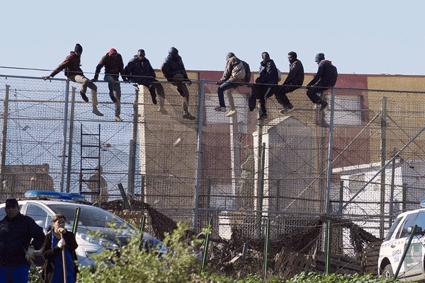 سبتة المحتلة تختنق إقتصاديا ومغاربة يلجؤون للملك محمد السادس للتدخّل