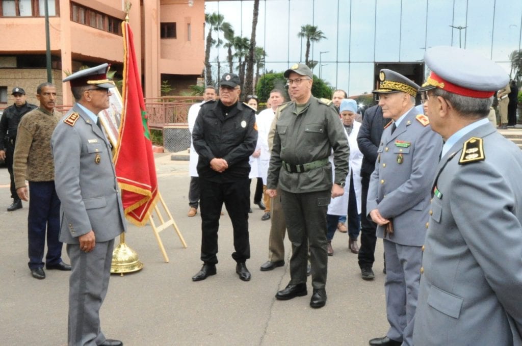 والي مراكش يستقبل أطر بالصحية العسكرية مرتديا “التريي”