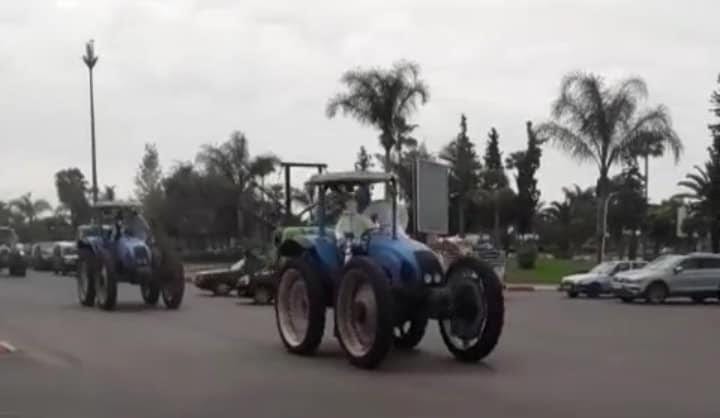 “بالأوزان الثقيلة”.. فلاحو برشيد يعقمون شوارع وأحياء المدينة بـ”التراكتورات” (+صور)