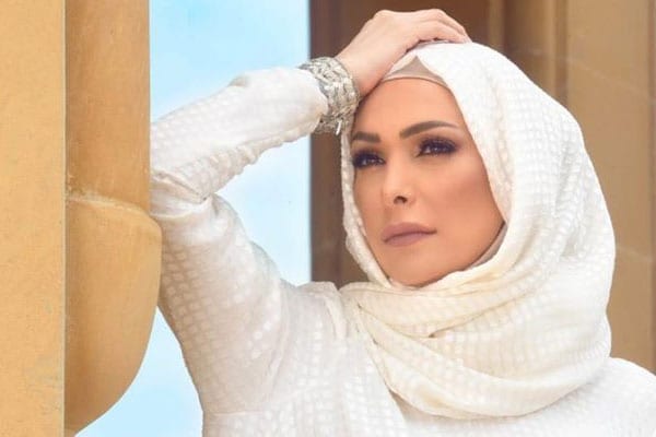 أمل حجازي في تغريدة أثارت الجدل: كورونا أوقفت البغاء ونعيش اليوم في رضى الله