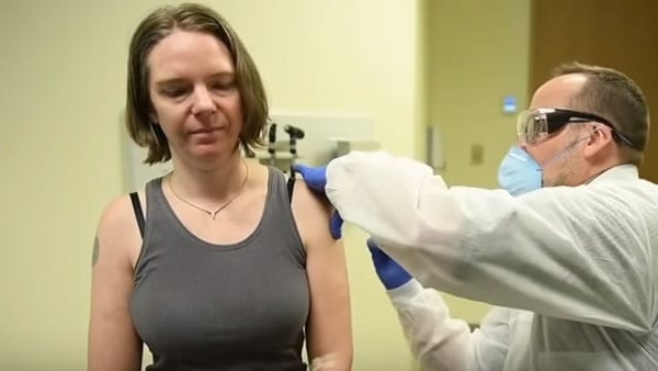 ها شنو قالت “أول شخص في العالم” تتلقى لقاحا تجريبيا ضد كورونا 