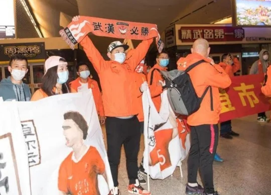لاعبو “ووهان زال” يعودون للوطن للصين (صور)