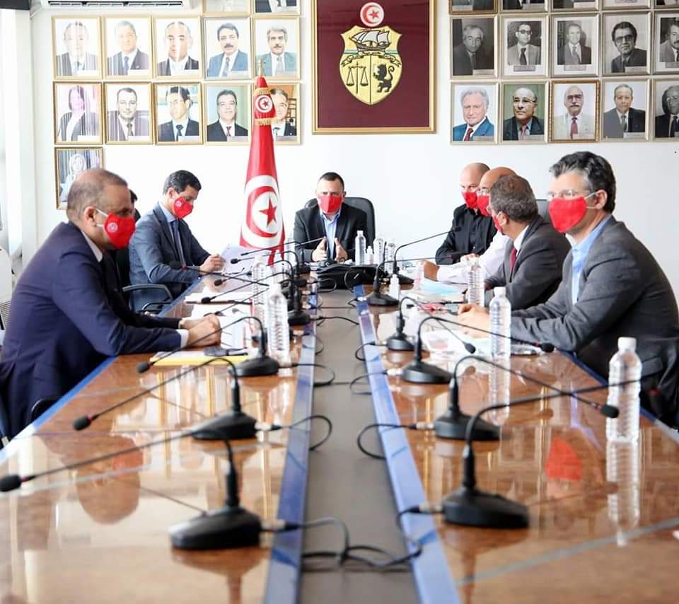 تونس. وزير الشباب والرياضة يجتمع مع رؤساء جامعات بالكمامات