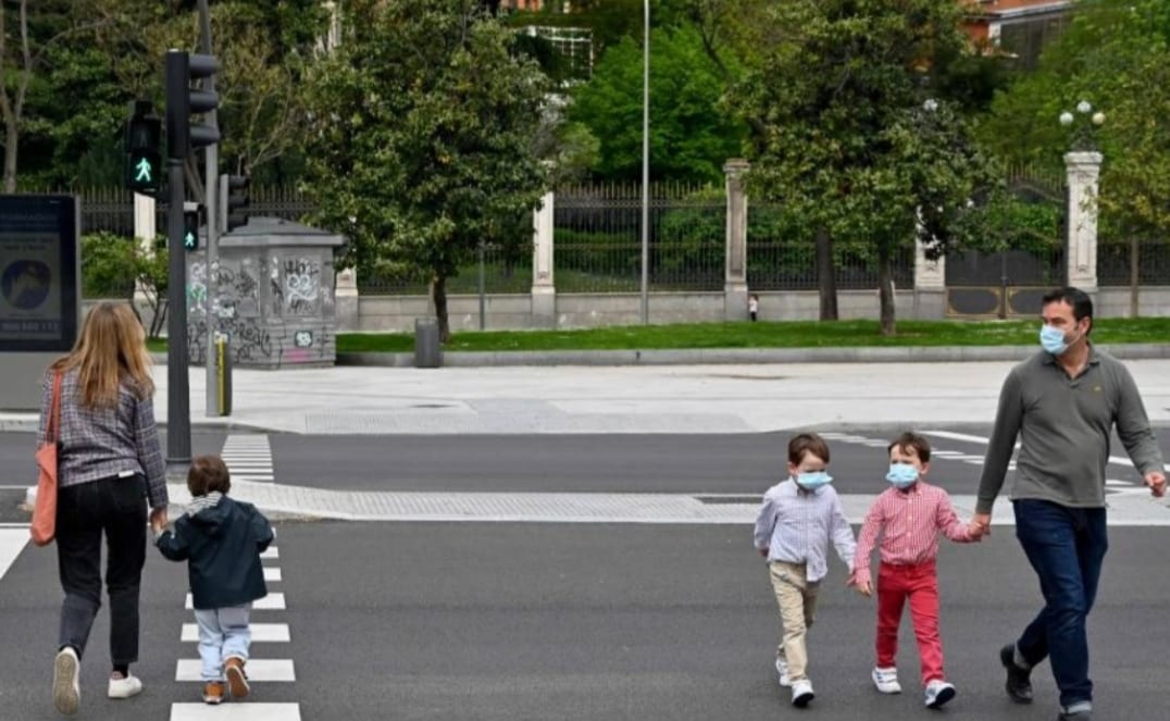 أطفال إسبانيا يخرجون إلى الهواء الطلق بعد ستة أسابيع من الحجر