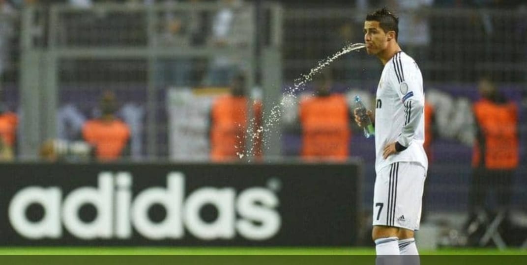 هاذي زوينة. الفيفا تتجه لمنع “البصق” واعتباره خطأ من الأخطاء داخل الملاعب