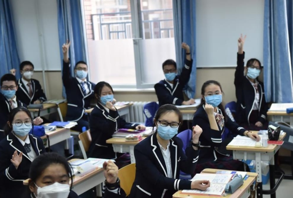 الصين. استئناف الدراسة بالكمامات والتباعد الاجتماعي