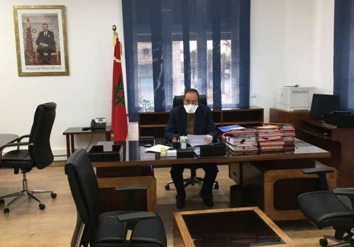 بالصور.. عبد القادر اعمارة يستأنف الاشتغال من مكتبه بعد شفائه من فيروس “كورونا”