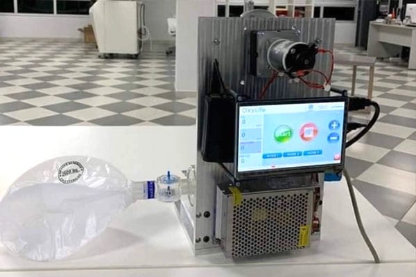 مغربي مائة في المائة. تصميم جهازين للتنفس الاصطناعي ولقياس درجة الحرارة لمواجهة جائحة كورونا